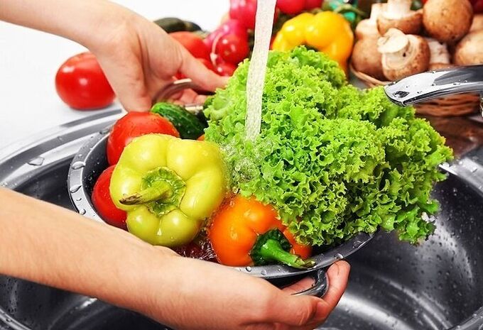 Lavar verduras y hierbas para prevenir la infestación de parásitos.