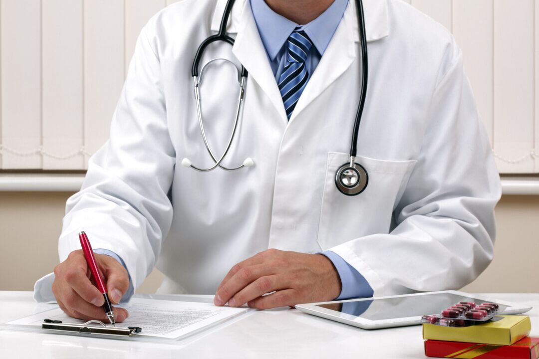 El médico prescribe tratamiento contra las lombrices.